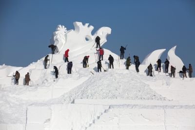 哈尔滨太阳岛巨型雪雕制作中