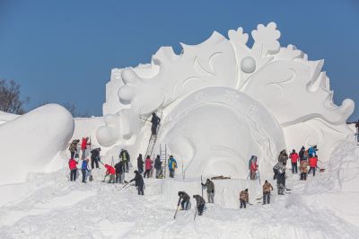 哈尔滨太阳岛巨型雪雕制作中