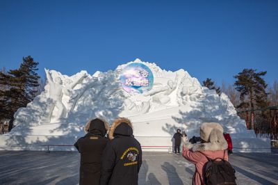 哈尔滨太阳岛巨型雪雕制作中