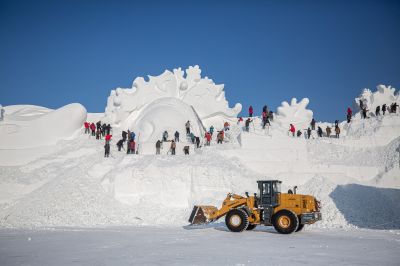哈尔滨太阳岛巨型雪雕制作中