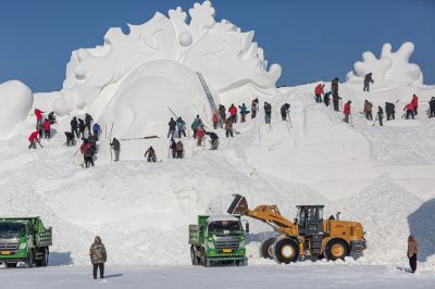哈尔滨太阳岛巨型雪雕制作中