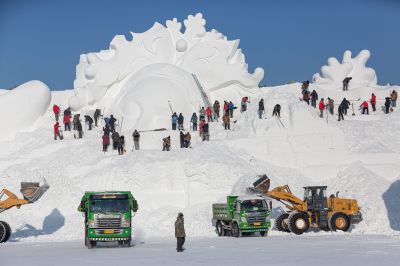 哈尔滨太阳岛巨型雪雕制作中
