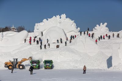 哈尔滨太阳岛巨型雪雕制作中