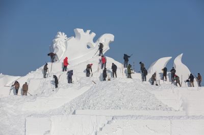 哈尔滨太阳岛巨型雪雕制作中