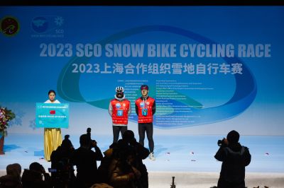 上合组织雪地自行车赛在黑龙江省哈尔滨大剧院开赛