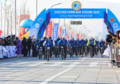 上合组织雪地自行车赛在黑龙江省哈尔滨大剧院开赛