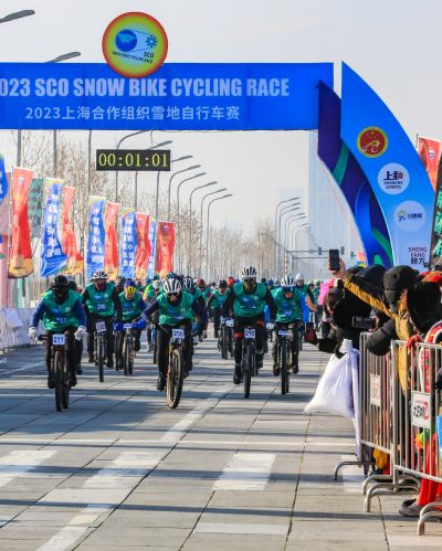 上合组织雪地自行车赛在黑龙江省哈尔滨大剧院开赛
