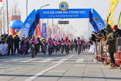 上合组织雪地自行车赛在黑龙江省哈尔滨大剧院开赛