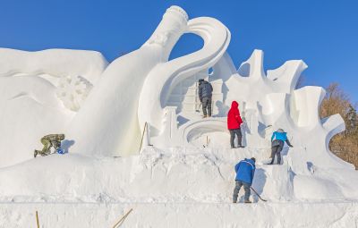 建设中的太阳岛雪博会
