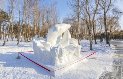 建设中的太阳岛雪博会