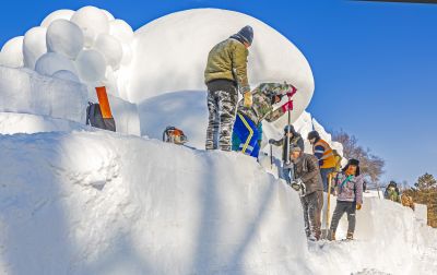 建设中的太阳岛雪博会