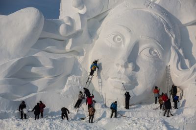 寒地美容师冰雪大世界主雪雕制作