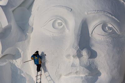 寒地美容师冰雪大世界主雪雕制作