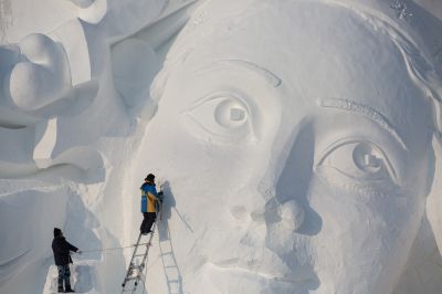 寒地美容师冰雪大世界主雪雕制作