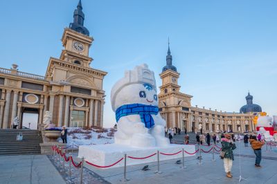 网红大雪人越夜越美丽1
