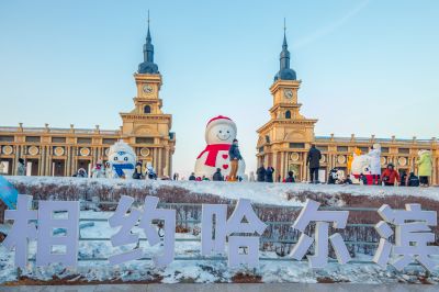 网红大雪人越夜越美丽1