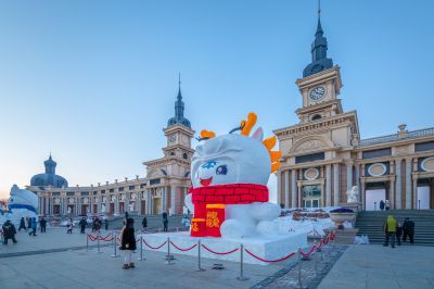 网红大雪人越夜越美丽1