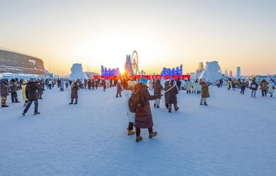 冰雪大世界流光溢彩
