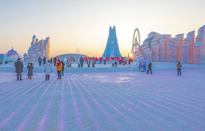 冰雪大世界流光溢彩