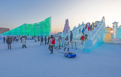 冰雪大世界流光溢彩