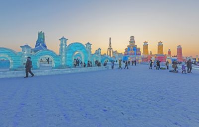 冰雪大世界流光溢彩