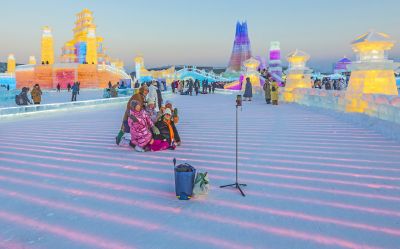 冰雪大世界流光溢彩
