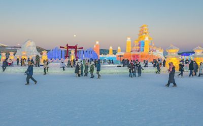 冰雪大世界流光溢彩