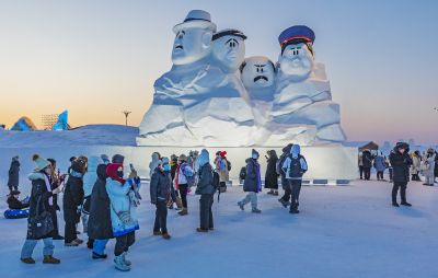 冰雪大世界流光溢彩