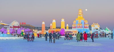冰雪大世界流光溢彩