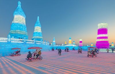 冰雪大世界流光溢彩