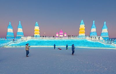 冰雪大世界流光溢彩