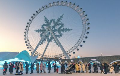 冰雪大世界流光溢彩