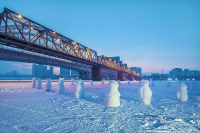 建设中的松花江雪人谷