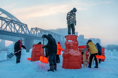 建设中的松花江雪人谷