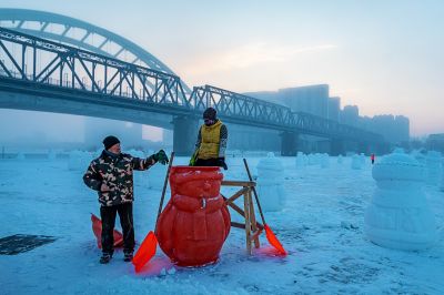 建设中的松花江雪人谷