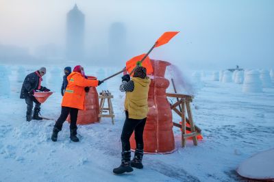 建设中的松花江雪人谷