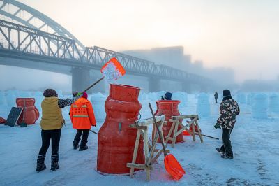 建设中的松花江雪人谷