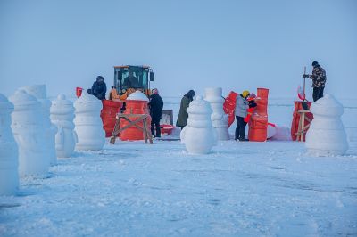 建设中的松花江雪人谷