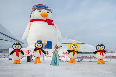 大剧院广场逃学企鹅雪雕落成仪式