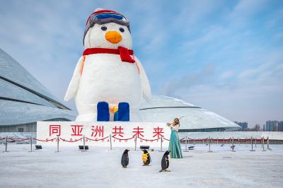 大剧院广场逃学企鹅雪雕落成仪式