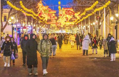 夜晚中央大街灯火阑珊