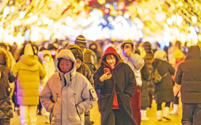 夜晚中央大街灯火阑珊