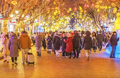 夜晚中央大街灯火阑珊