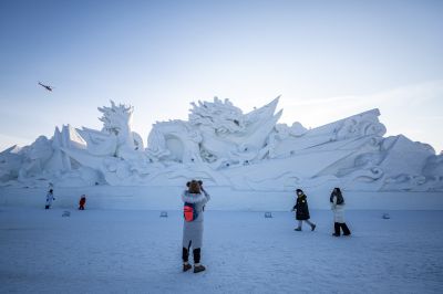 白天冰雪大世界美如画