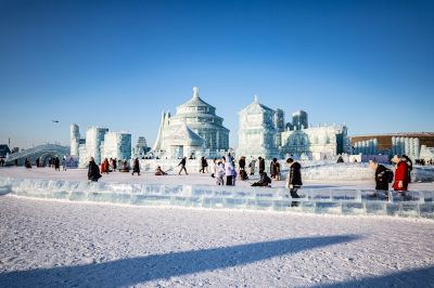 白天冰雪大世界美如画