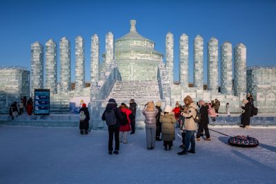 白天冰雪大世界美如画