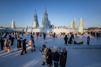 白天冰雪大世界美如画