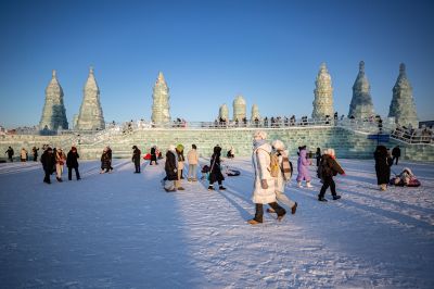 白天冰雪大世界美如画