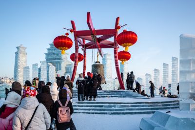 白天冰雪大世界美如画