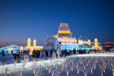 白天冰雪大世界美如画